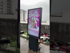 メニュー板を通した屋外ドライブ