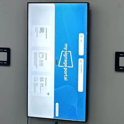 スクリーン表示3500nit 3840x2160を広告する75インチ壁に取り付けられたデジタル