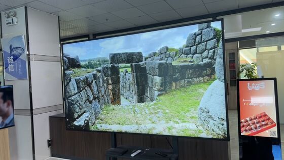 86インチ 2000nits 4K 大型 IP55 防水屋外テレビ壁掛け